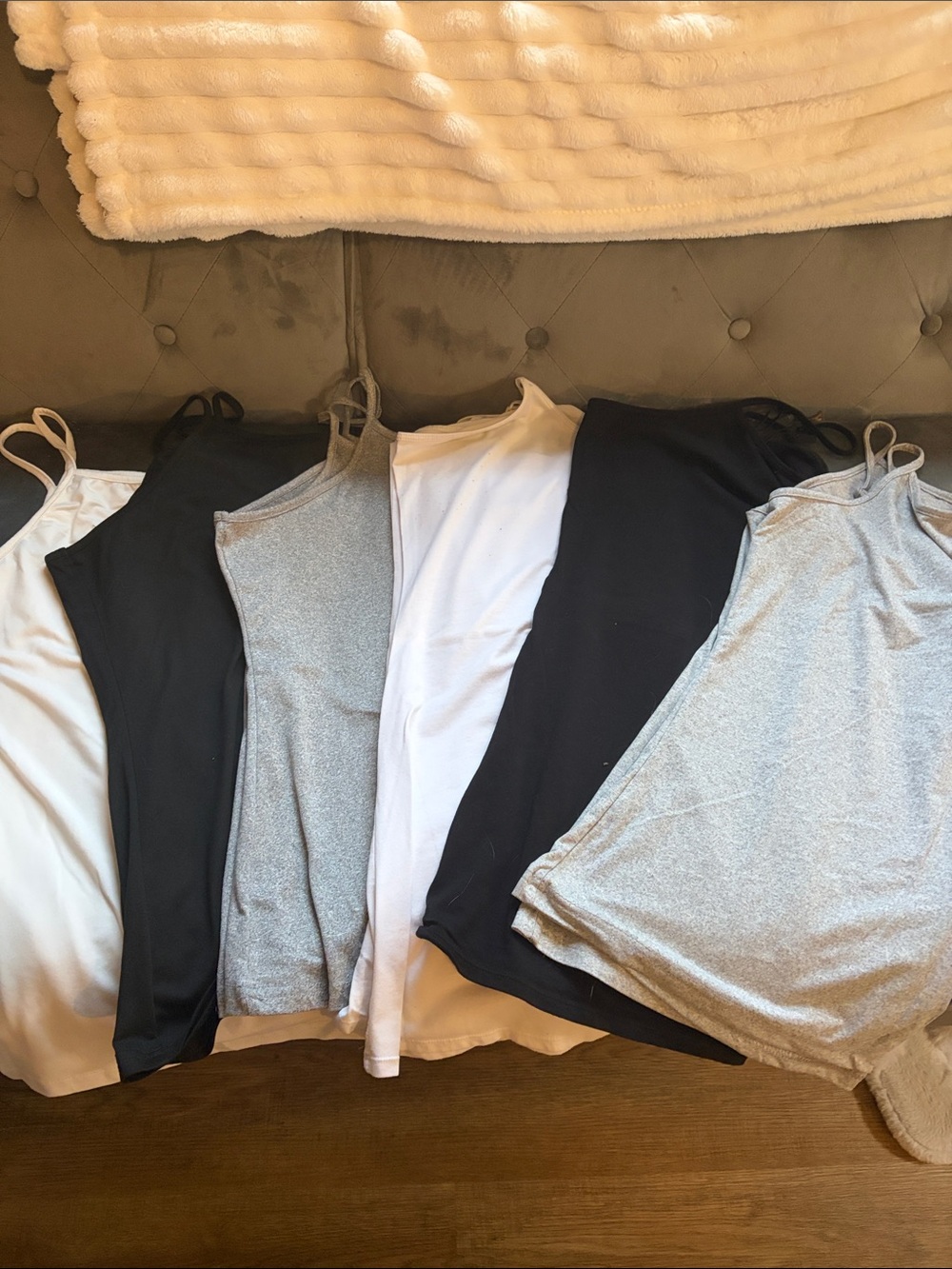 Lot of 6 women’s tank tops in white, black & gray 2XL